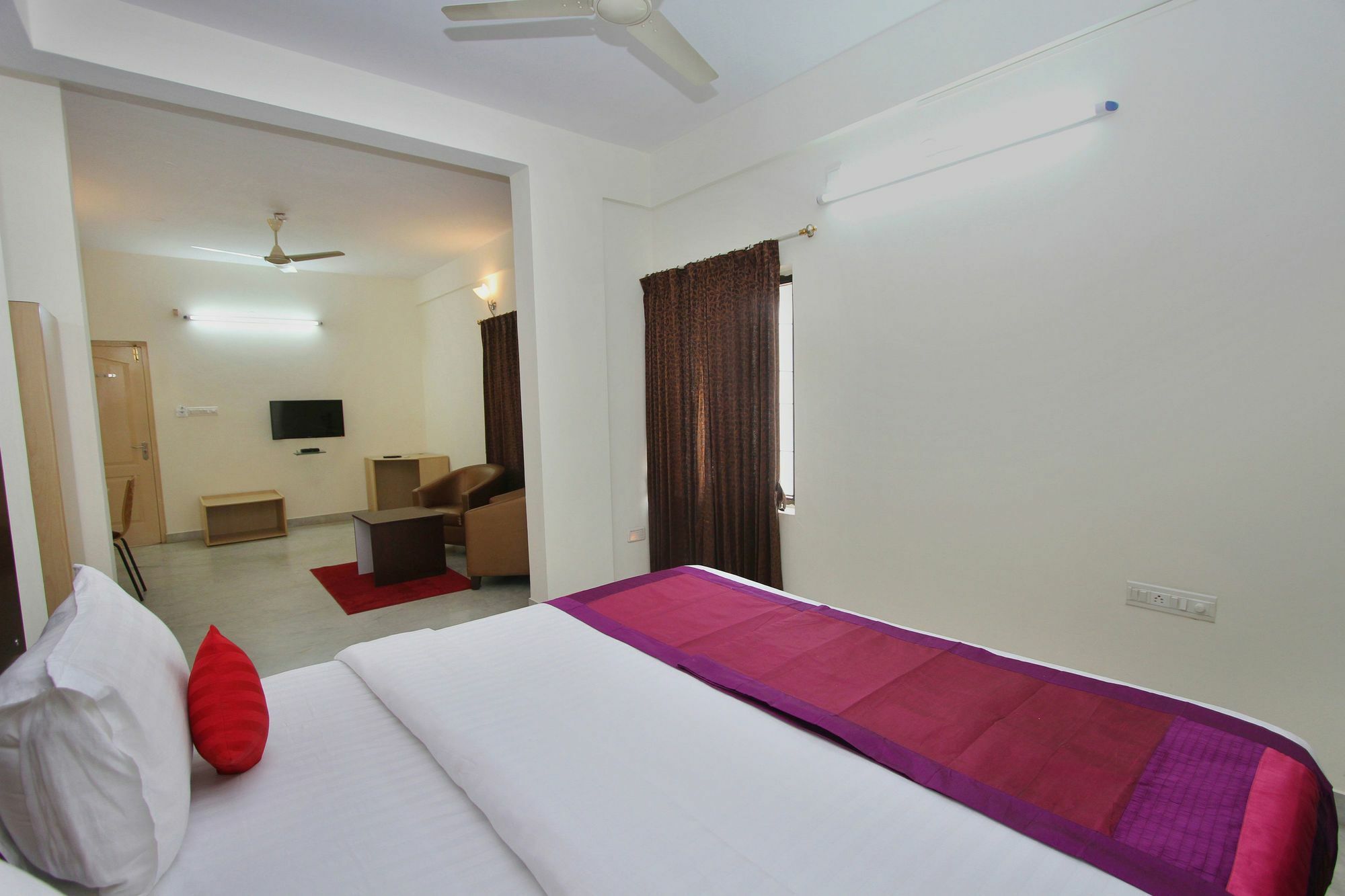 Capital O 5379 The Roy Grand Inns Bangalore Exterior foto