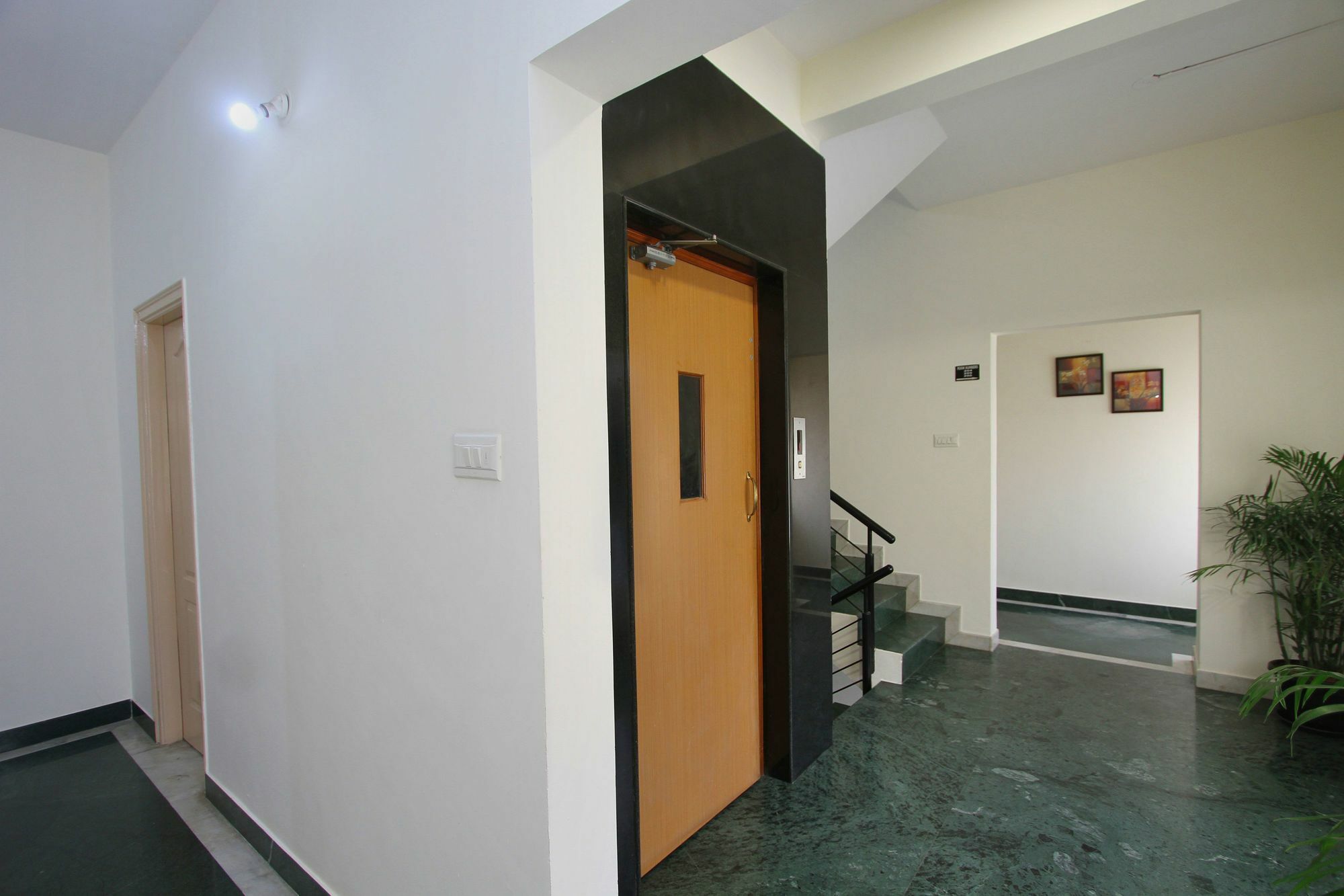 Capital O 5379 The Roy Grand Inns Bangalore Exterior foto