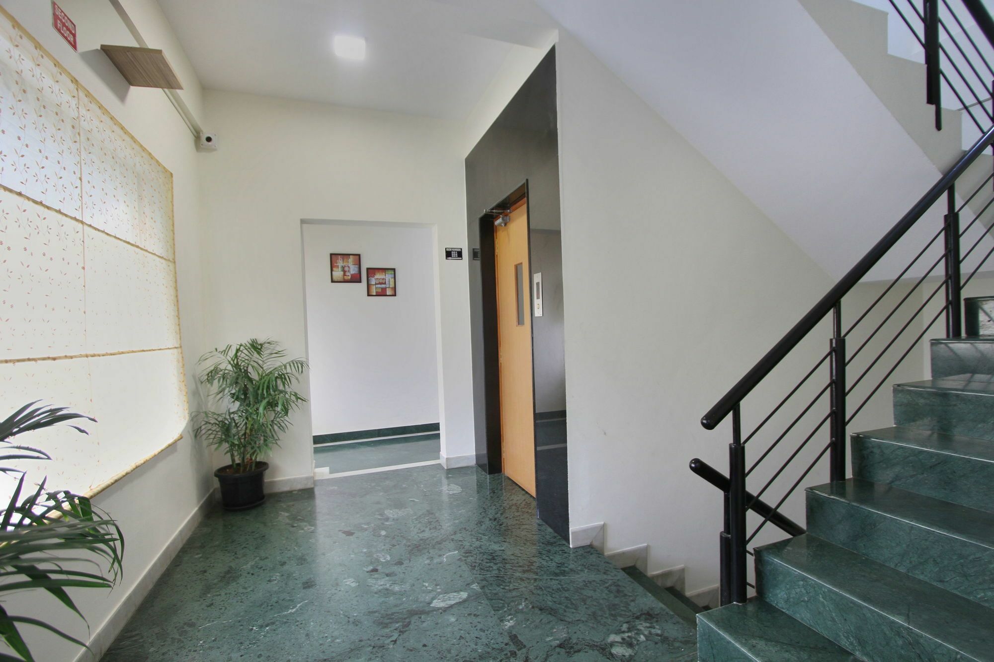 Capital O 5379 The Roy Grand Inns Bangalore Exterior foto